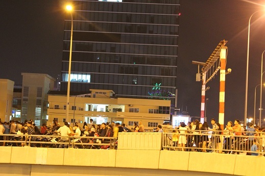 Rất đông người dân tập trung đông đúc trên các cây cầu bắc qua sông Sài Gòn hướng về trung tâm.