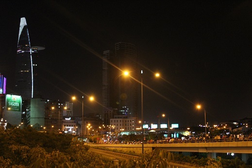 Tòa nhà Bitexco lấp lánh trong đêm chờ đón màn pháo hoa chào mừng năm Ất Mùi.