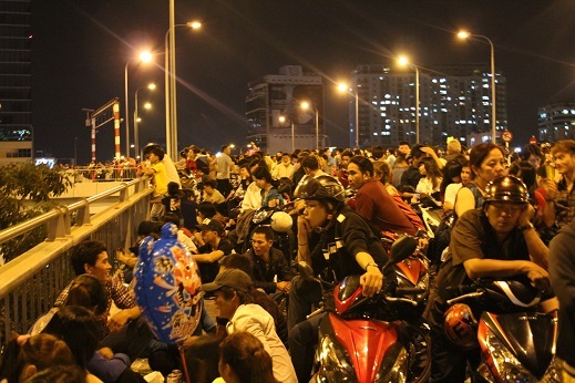 Đông đảo người dân TPHCM cùng xem màn pháo hoa chào năm mới Ất Mùi.