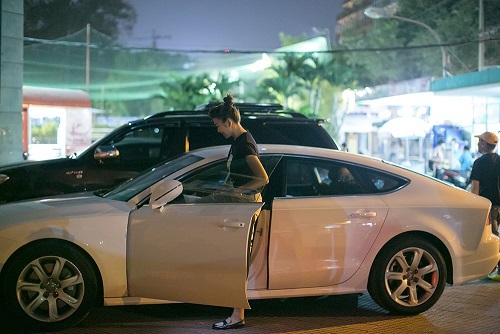Thanh Hằng lái xe hơi chở Dũng khùng đi xem phim