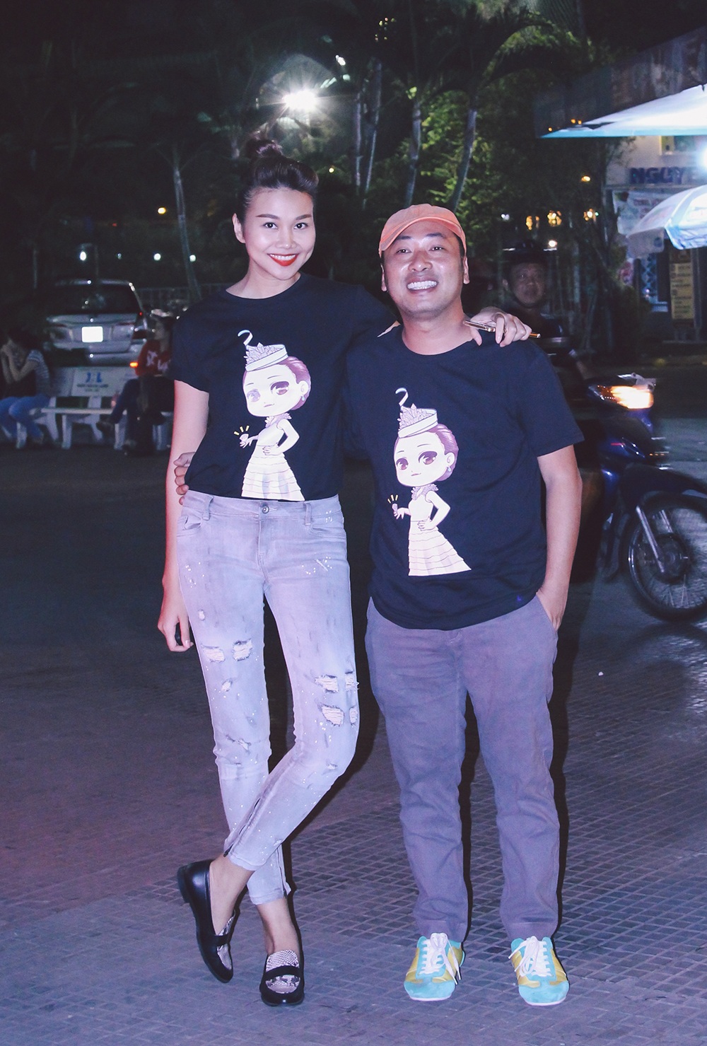 Thanh Hằng lái xe hơi chở Dũng khùng đi xem phim