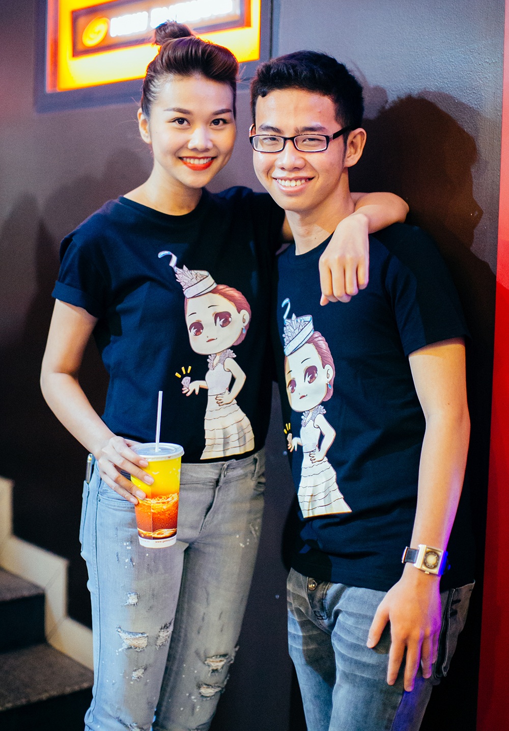 Thanh Hằng lái xe hơi chở Dũng khùng đi xem phim