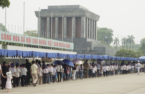 Gần 25.000 người thăm Lăng Bác dịp Tết Nguyên đán - 1 Các em học sinh được gia đình và nhà trường đưa đến thăm
Lăng Bác. Ảnh : Anh Tuấn - TTXVN.