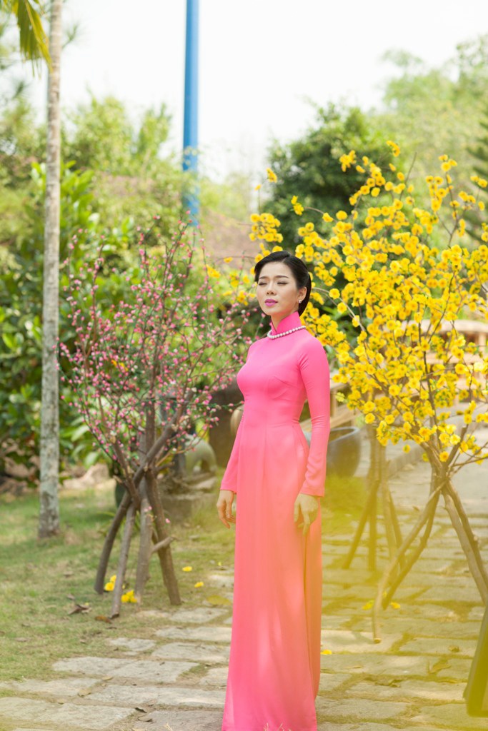 Lệ Quyên e ấp với áo dài xuân đón Tết - 4 Đây như là món quà đầu xuân mà Lệ Quyên muốn dành tặng cho người hâm mộ trước những ngày Tết đến.