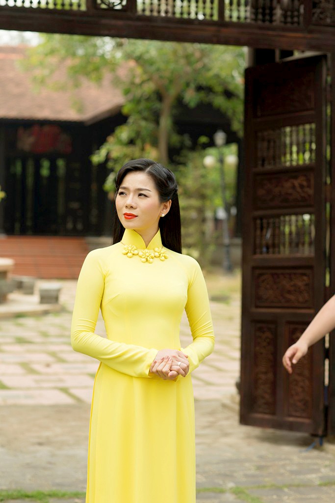 Lệ Quyên e ấp với áo dài xuân đón Tết - 5 Hình ảnh của những vật trang trí tết cũng góp phần mang đến không khí xuân cho MV mới của Lệ Quyên.