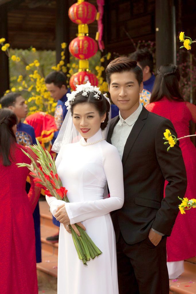 Lệ Quyên e ấp với áo dài xuân đón Tết - 8 Lệ Quyên kết hợp ăn ý với bạn diễn trẻ - người mẫu Võ Văn Nam.