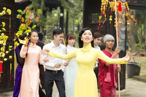 Lệ Quyên e ấp với áo dài xuân đón Tết - 10 Tuy là lần đầu tiên kết hợp nhưng cả hai diễn xuất rất ăn ý và duyên dáng.