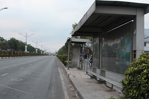 Các trạm xe buýt cũng vắng bóng hành khách như mọi khi.