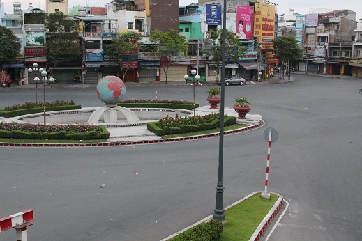 Các trạm xe buýt cũng vắng bóng hành khách như mọi khi.