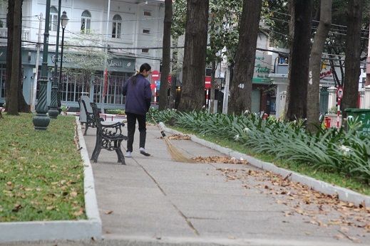 Cô lao công vẫn âm thầm làm việc ngày đầu năm - Người xông đất đầu tiên cho các công viên.