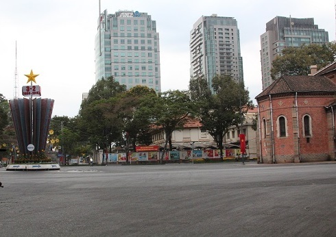 Khu vực xung quanh Nhà thờ Đức Bà cũng rất đỗi bình yên 