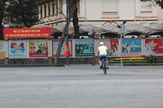 Thấp thoáng bóng dáng của một người dân chăm chỉ chạy xe tập thể thao ngày đầu năm.