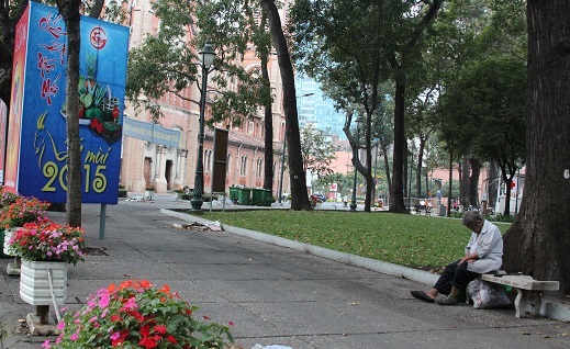 Một cụ ông lặng lẽ ngồi ở góc công viên trung tâm