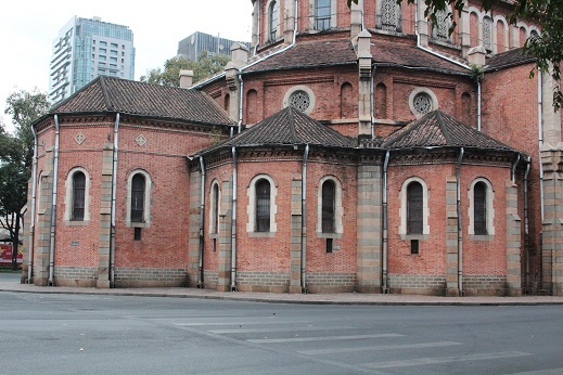 Nhà thờ Đức Bà vẫn còn say giấc ngủ ngon cùng thành phố.