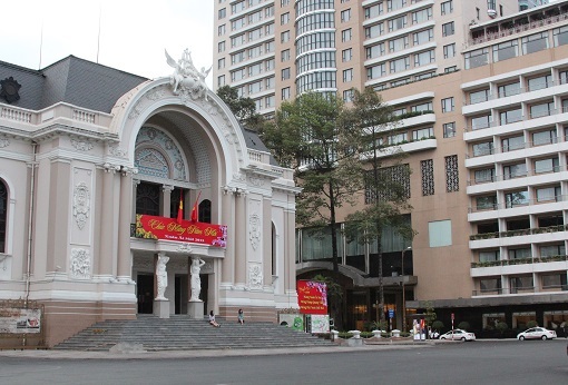 Không gian bình yên trước Nhà hát Thành phố 