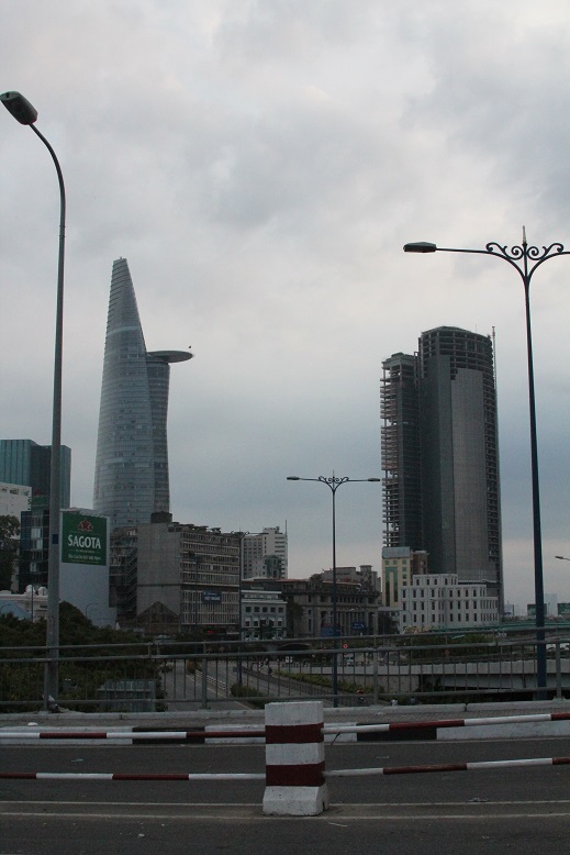 Những hành khách đầu tiên bắt đầu ra đường trong buổi sáng của năm mới.