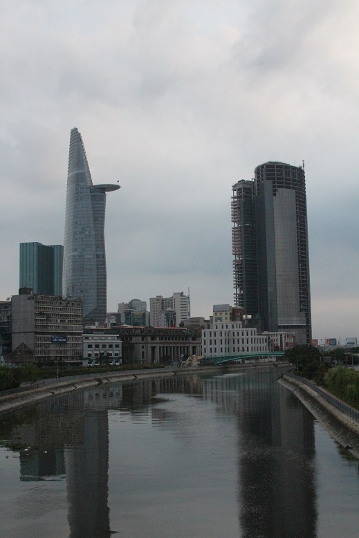 Những hành khách đầu tiên bắt đầu ra đường trong buổi sáng của năm mới.