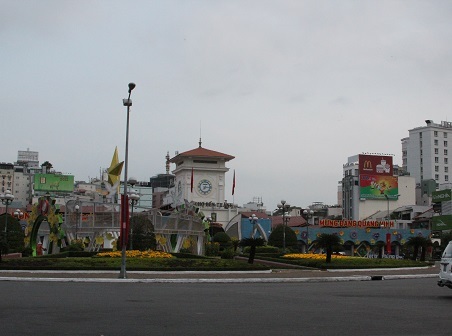 Chợ Bến Thành cũng tạm mất đi cảnh nhộn nhịp mua bán như ngày thường