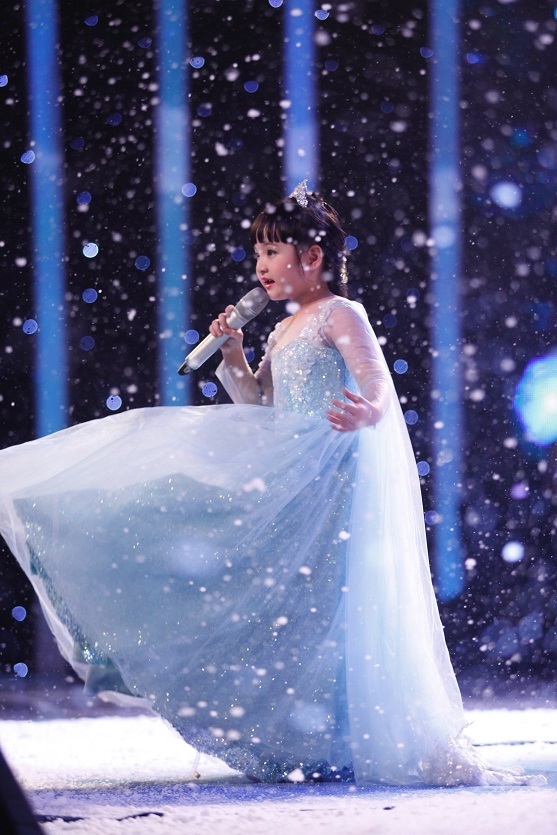 Cô bé răng sún 7 tuổi “đốn tim” giám khảo Vietnam’s got talent - 4 Những động tác tự tin của Bích Ngọc trên sân khấu