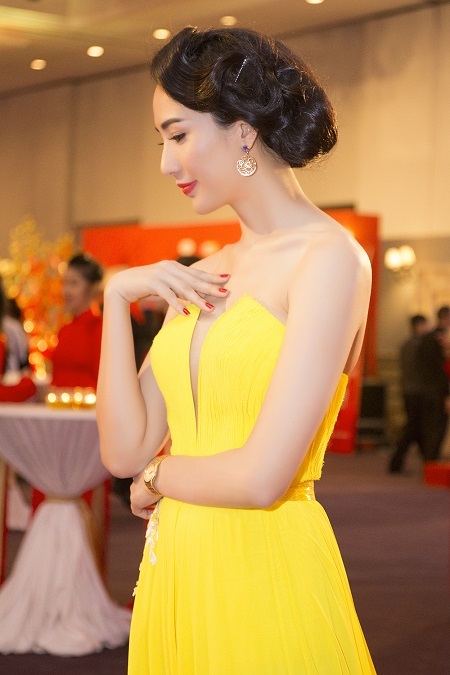 Hoa hậu Ngọc Diễm rạng ngời trong sắc xuân - 4 Người đẹp tạo dáng chuyên nghiệp trước ống kính và thu hút nhiều ánh nhìn hướng về mình.