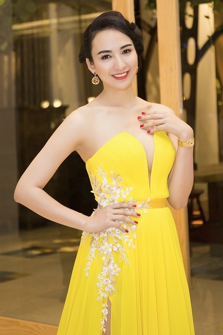 Hoa hậu Ngọc Diễm rạng ngời trong sắc xuân - 5 Ngọc Diễm được xem là một trong những hoa hậu trí thức hiếm scandal của showbiz Việt.