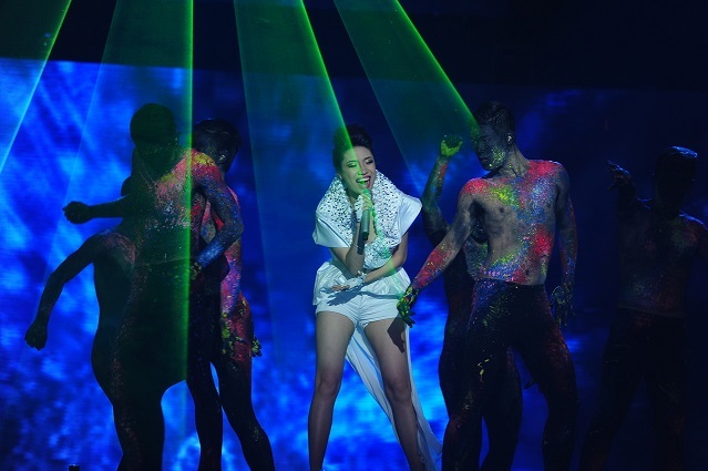 Pha Lê hòa mình vào âm nhạc và ánh sáng với ca khúc Chơi vơi tôi ru tôi.