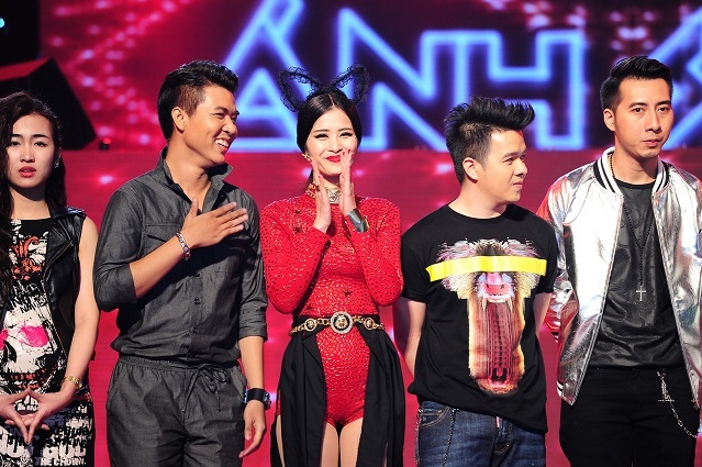 Nữ ca sĩ khiến nhiều người không khỏi trầm trồ về bộ trang phục đầy cuốn hút trên sân khấu.