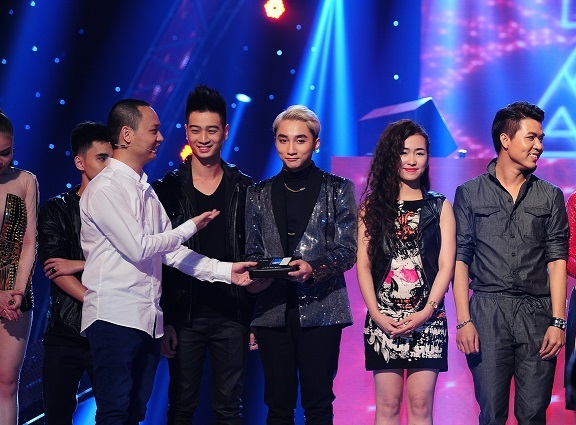 Nữ ca sĩ khiến nhiều người không khỏi trầm trồ về bộ trang phục đầy cuốn hút trên sân khấu.