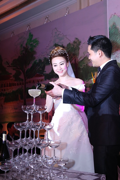Tiệc cưới "độc lạ" đậm chất Sài Gòn xưa của Ngân Khánh - 10 Ngân Khánh xuất hiện rạng rỡ trong chiếc váy cưới sang trọng.