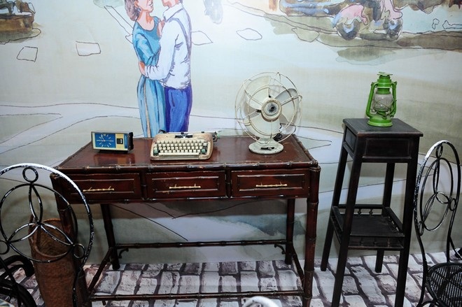 Tiệc cưới "độc lạ" đậm chất Sài Gòn xưa của Ngân Khánh - 3 Những vật dụng trang trí trong bữa tiệc mang dáng dấp hoài cổ của những năm trước đây.