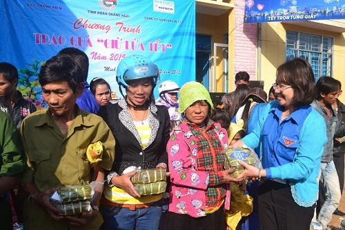 Chị Hà Thị Anh Thư,
Bí thư Tỉnh đoàn Quảng Ngãi trao bánh chưng cho người nghèo