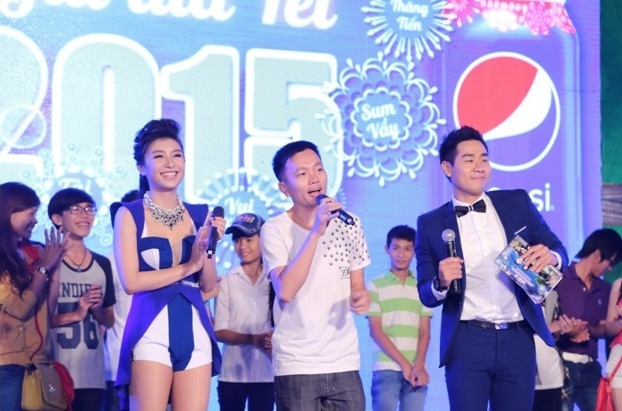 Tết trọn vẹn dưới góc nhìn của người trẻ tham gia “giữ lửa Tết” - 5 MC Nguyên Khang và ca sĩ Tiêu Châu Như Quỳnh giao lưu cùng khán giả