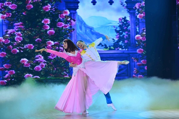 Chi Pu bị chê thiếu tự tin khi làm "chú lùn" - 12 Diệp Lâm Anh đã thay đổi hình ảnh gợi cảm sang vẻ dịu dàng của Người đẹp ngủ trong rừng.