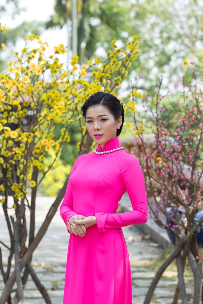 Lệ Quyên e ấp với áo dài xuân đón Tết