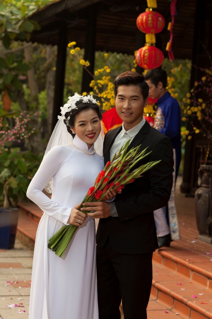 Lệ Quyên kết hợp ăn ý với bạn diễn trẻ - người mẫu Võ Văn Nam.