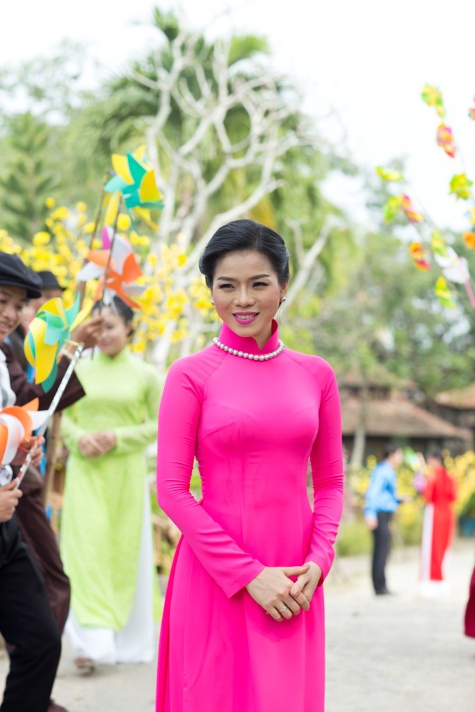 Lệ Quyên e ấp với áo dài xuân đón Tết
