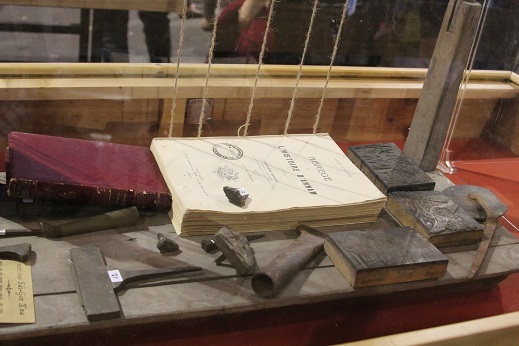 Những quyển sách xưa được trưng bày trang trọng trong tủ kính bên cạnh những cổ vật quý hiếm.