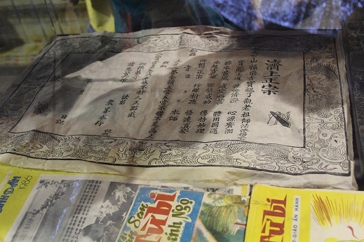 Những tài liệu cổ bằng chữ Hán và các tạp chí xưa cũ cũng được xuất hiện tại gian hàng này.