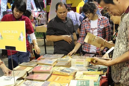Quầy sách xưa thu hút sự quan tâm rất lớn của đông đảo khách tham quan.