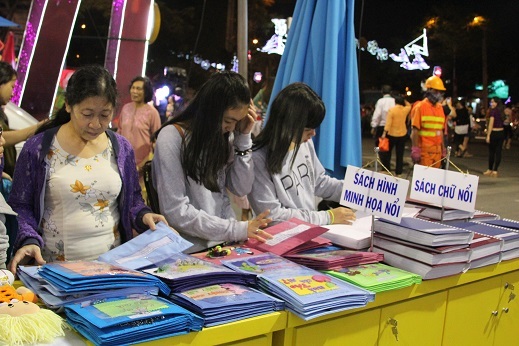 Quầy sách xưa thu hút sự quan tâm rất lớn của đông đảo khách tham quan.