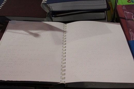 Quầy sách xưa thu hút sự quan tâm rất lớn của đông đảo khách tham quan.