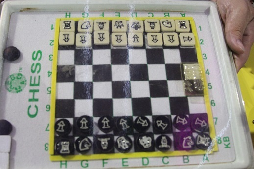 Bàn cờ nổi dành cho người khiếm thị cũng góp mặt tại đây.