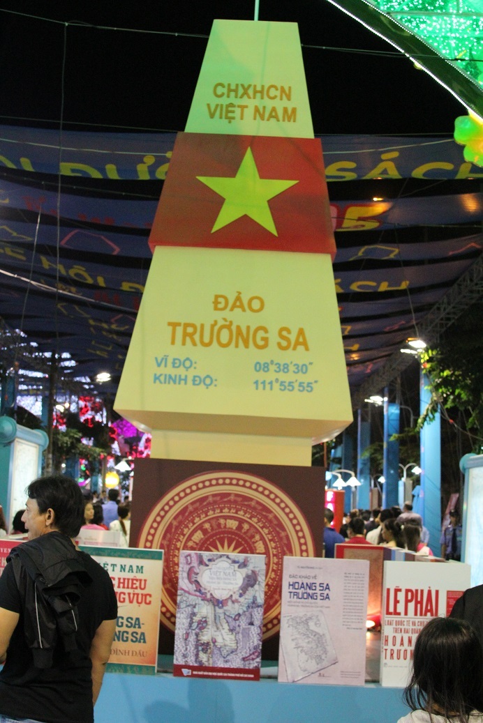 Bàn cờ nổi dành cho người khiếm thị cũng góp mặt tại đây.