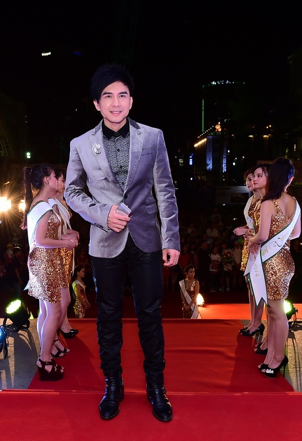 Đan Trường từ Mỹ về cùng với vợ để chuẩn bị cho những ngày vui Tết cùng gia đình tại Việt Nam.