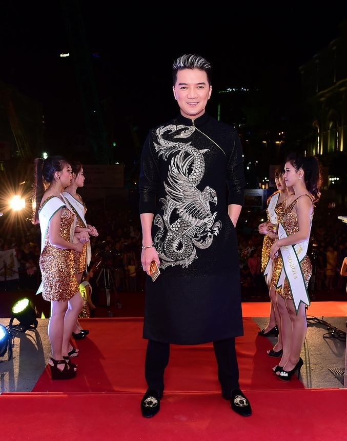 Đàm Vĩnh Hưng diện áo dài hòa cùng không khí xuân đang đến.