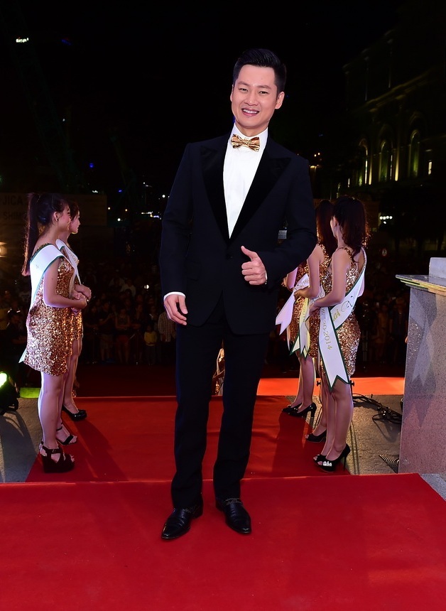 Ca sĩ Đức Tuấn lịch lãm trên thảm đỏ.