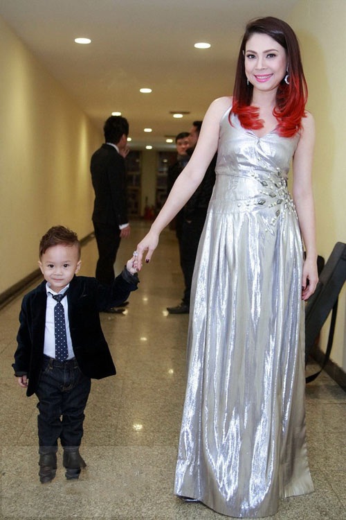 Thanh Thảo dắt con trai nuôi theo chạy show Tết ở Mỹ