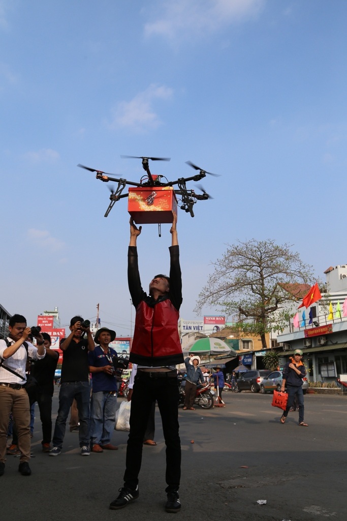 Biệt đội S.UFO đang thực hiện nhiệm vụ chuyển quà Tết
cho các bạn trẻ