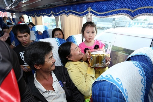 Biệt đội S.UFO đang thực hiện nhiệm vụ chuyển quà Tết
cho các bạn trẻ