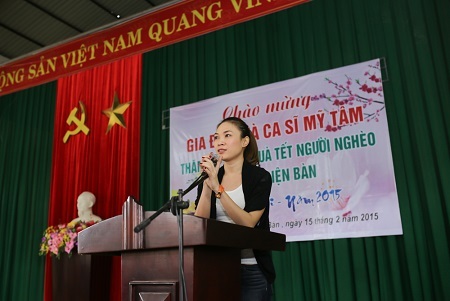 Mỹ Tâm làm vũ công phụ họa cho các cụ già - 1 Mỹ Tâm làm vũ công phụ họa cho các cụ già